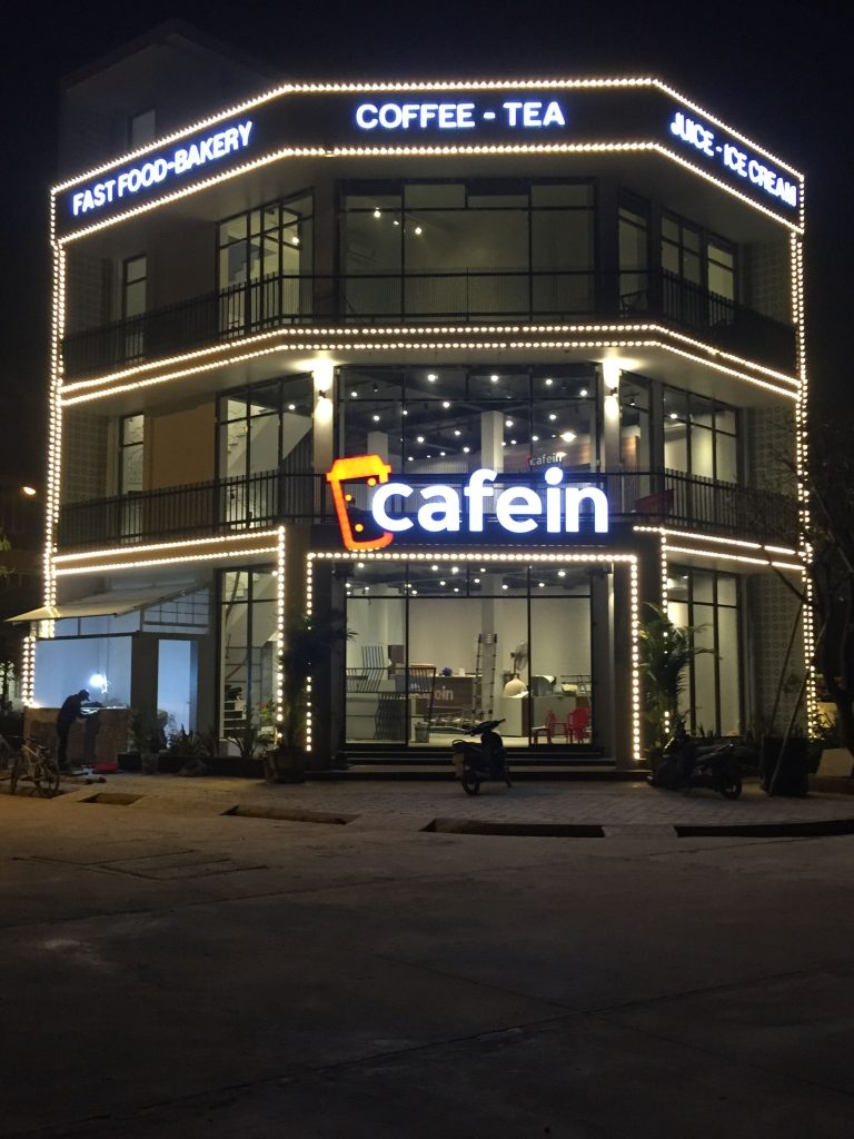 BQC035- Biển Cafein trên tòa nhà góc phố
