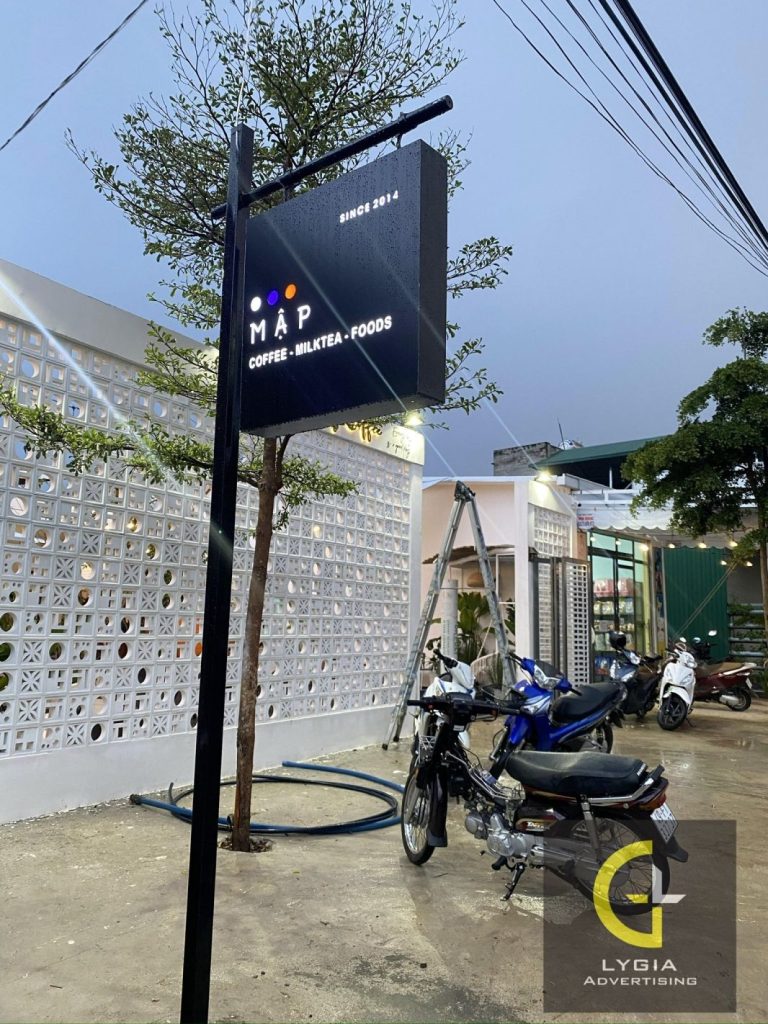 BQC037- Biển vẫy màu đen trên cột sắt