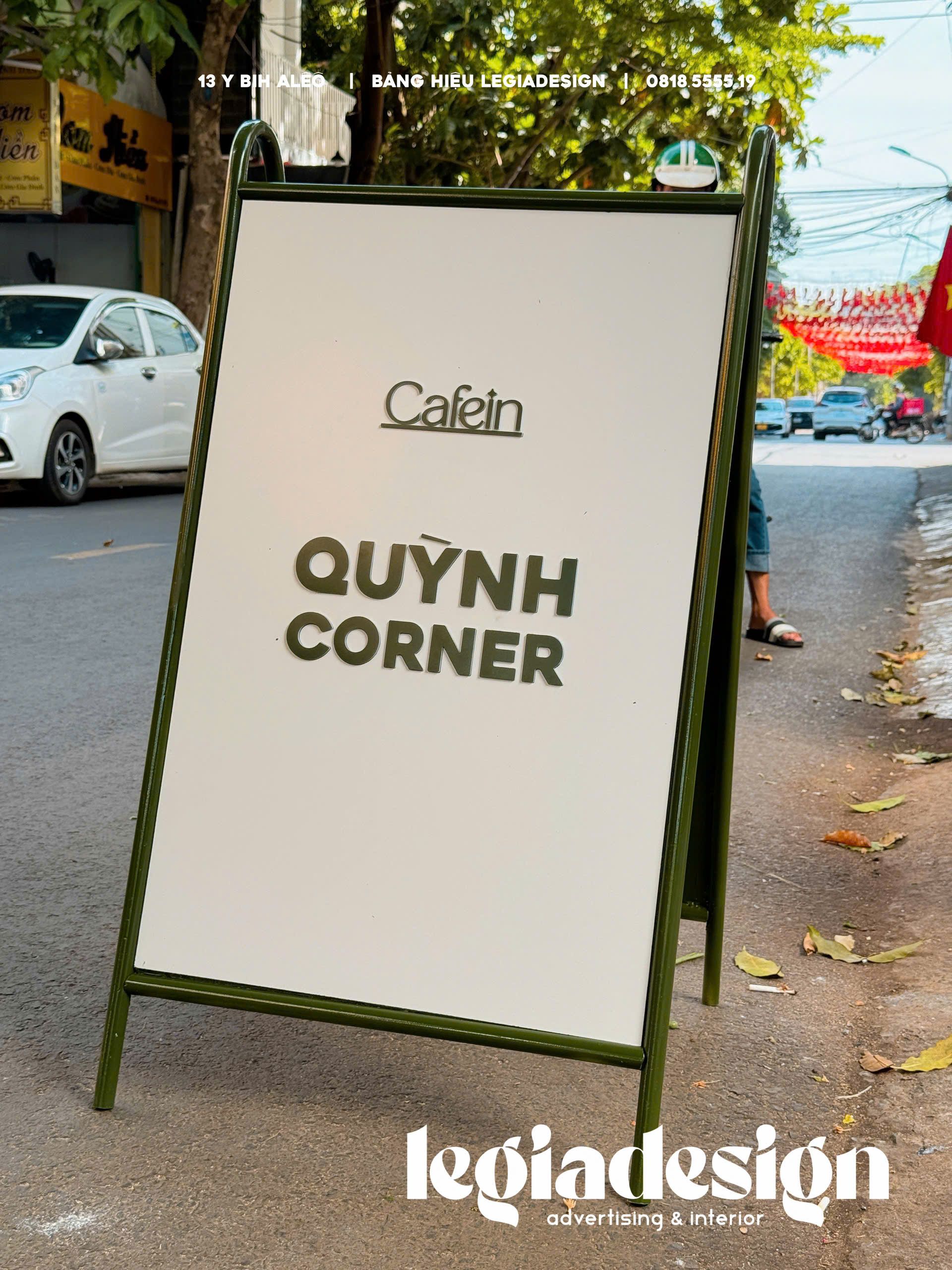 BQC065- Bảng đứng Quỳnh Corner trắng xanh