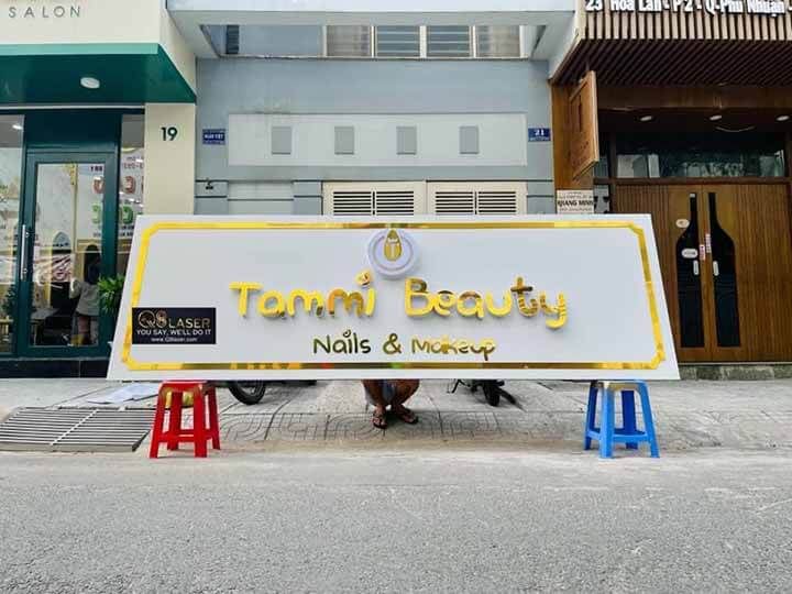 BQC087- Biển Tommy Beauty nền vàng