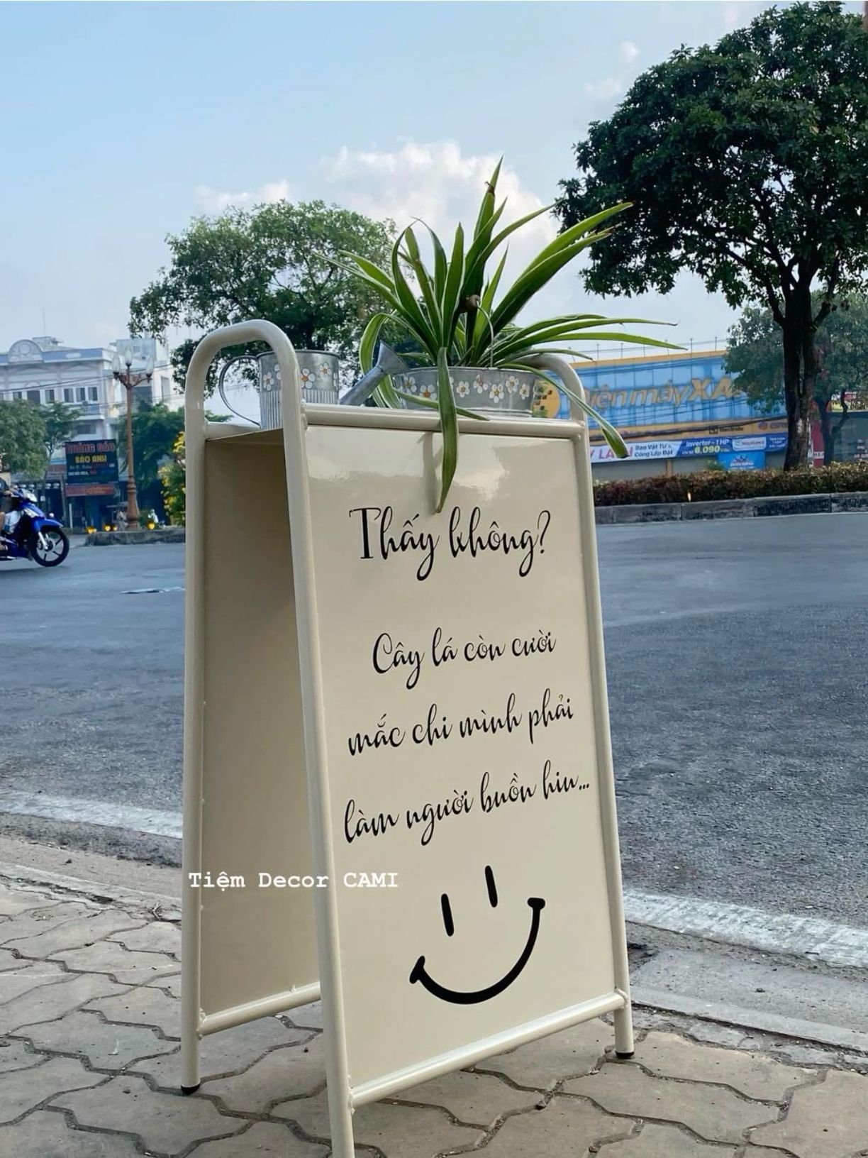 BQC106- Bảng đứng màu kem có mặt cười