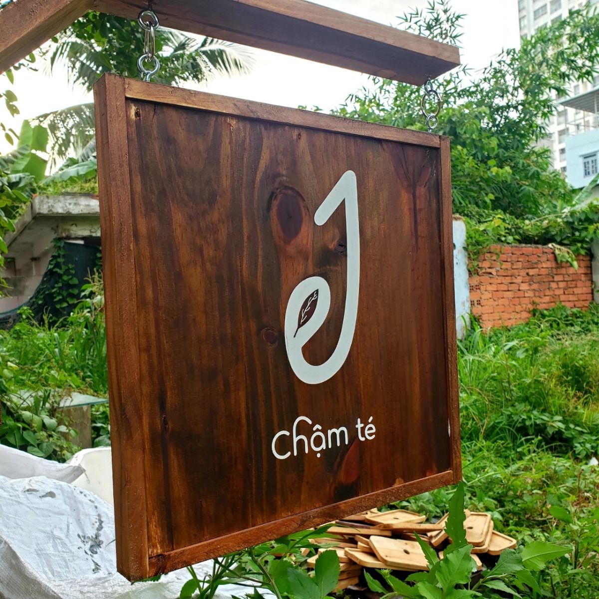 BQC114- Biển gỗ Chạm Tới khắc logo
