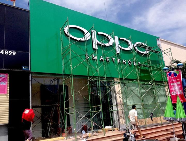 BQC126- Biển hiệu Oppo nền xanh đang lắp đặt