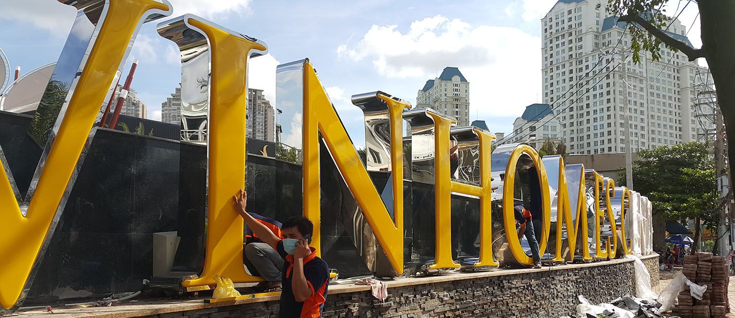 BQC147- Chữ nổi inox vàng đang thi công