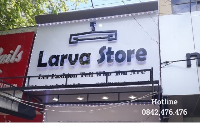 BQC156- Biển hiệu Larva Store màu trắng