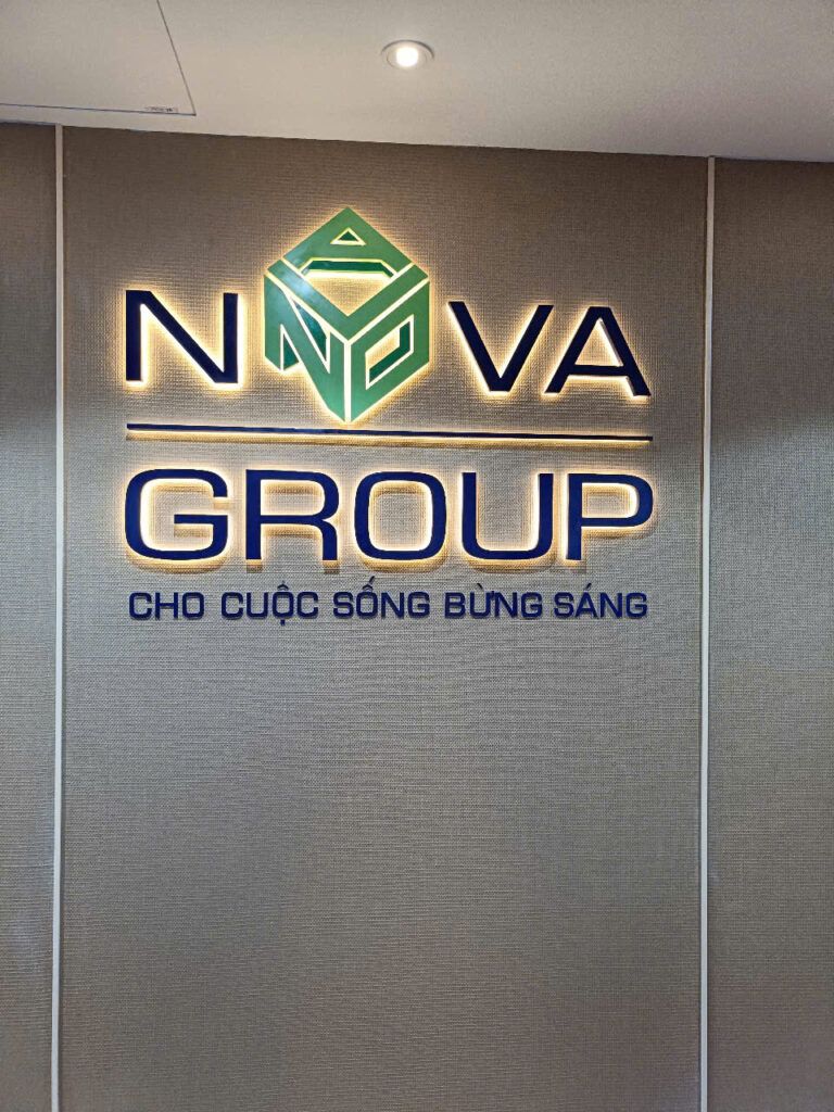 BQC157- Logo Nova Group trên tường