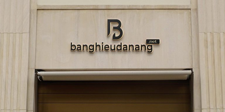 BQC172- Biển hiệu chữ đen trên tường đá
