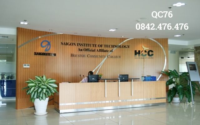 BQC180- Logo công ty tại quầy lễ tân