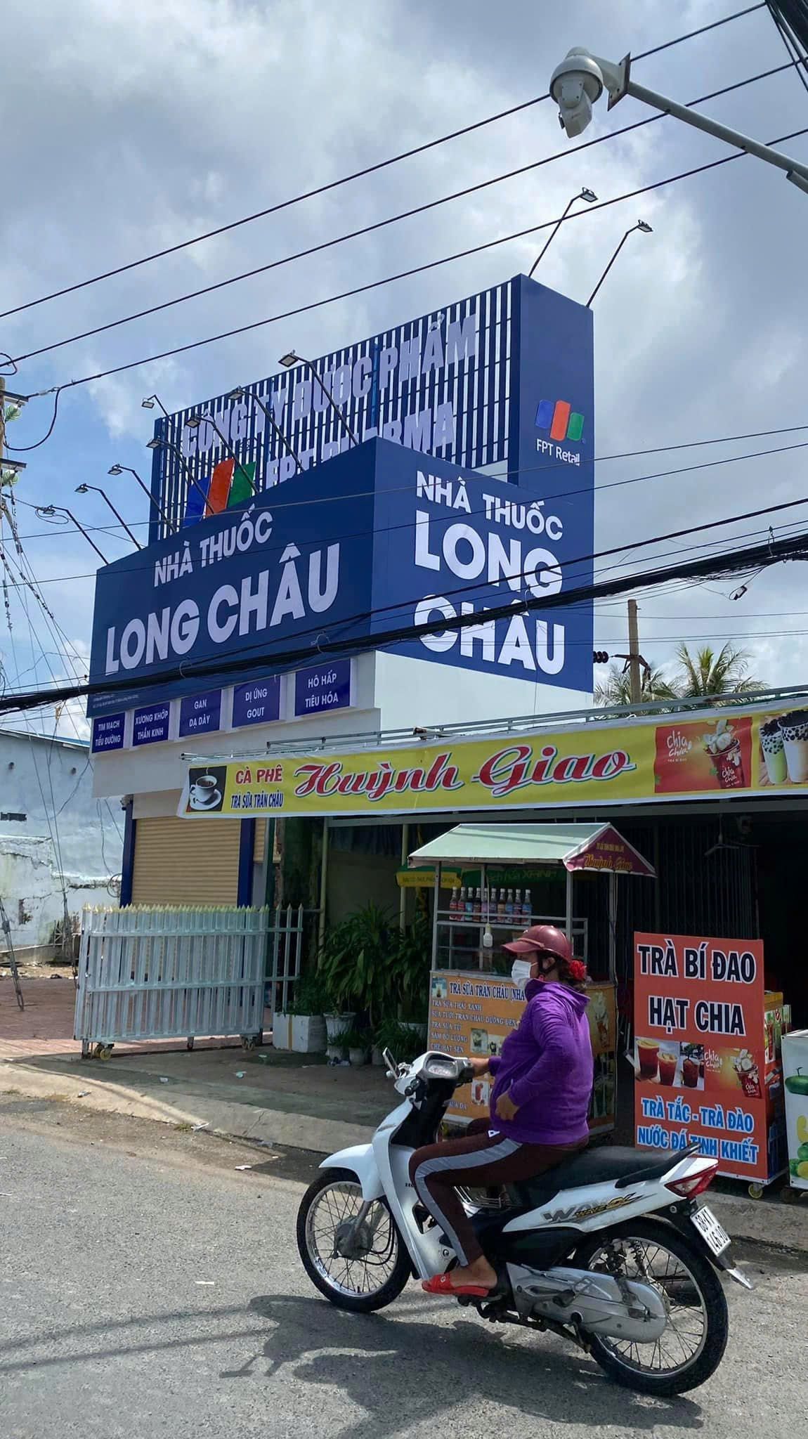 BQC221- Biển hiệu Long Châu ngoài phố