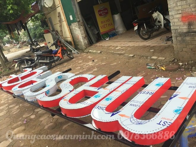 BQC237- Bộ chữ nổi trắng đỏ đang gia công