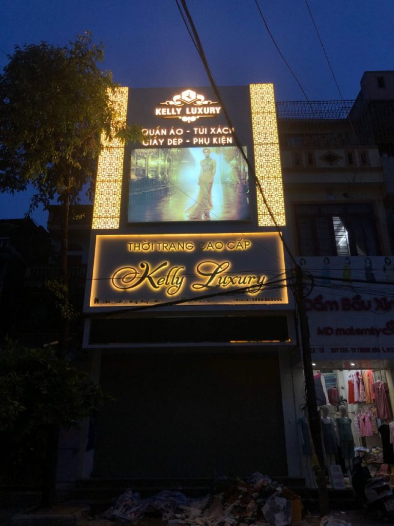 BQC244- Biển hiệu spa đèn vàng ban đêm