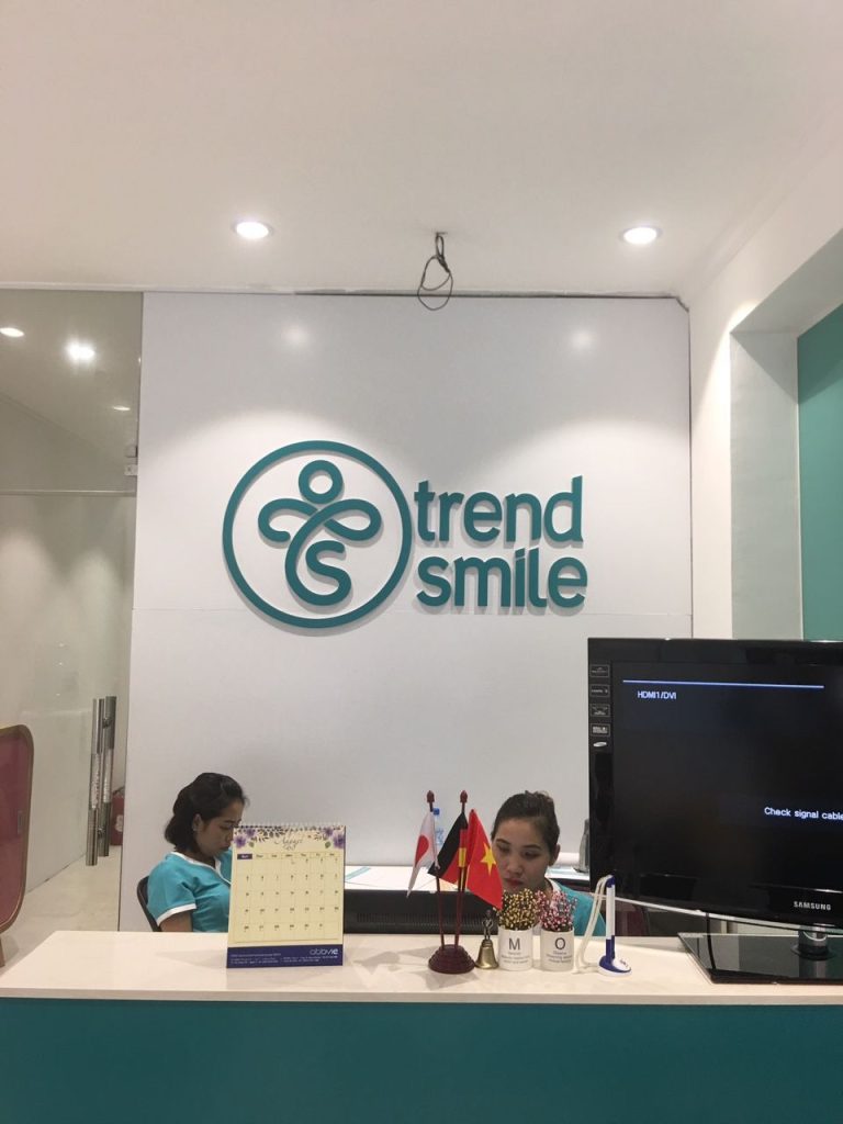 BQC246- Logo Trend Smile trong văn phòng